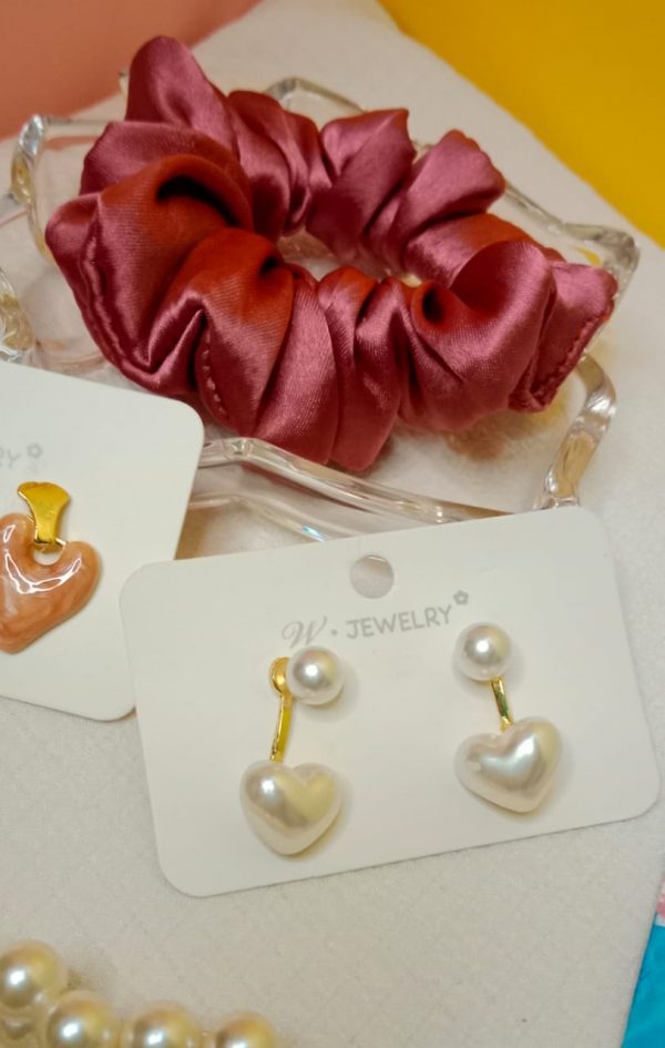 Combo of 3 set 2 earrings & scrunchies
