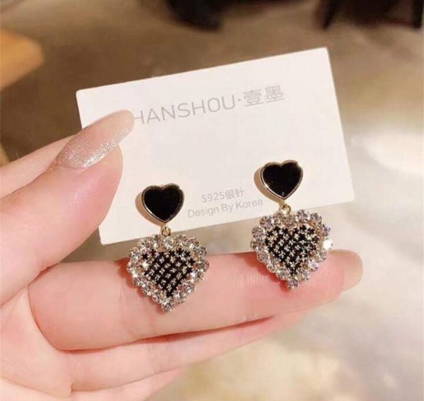 Dazzing Black Heart Earrings