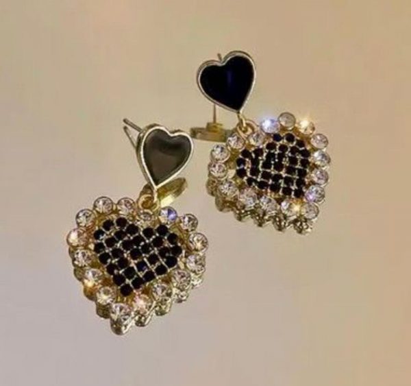 Dazzing Black Heart Earrings