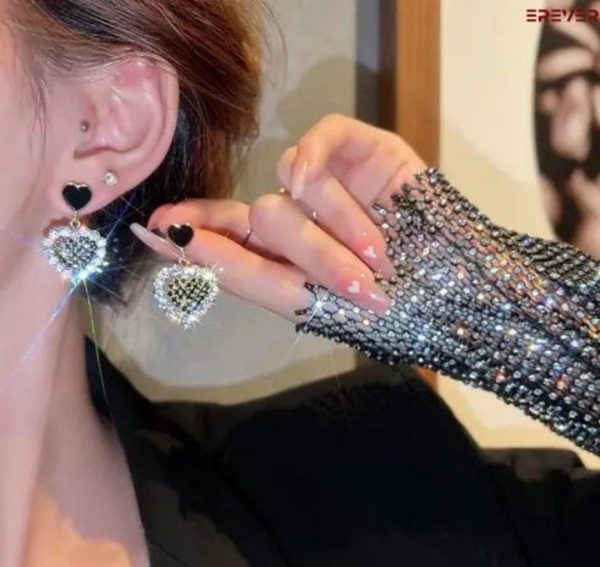 Dazzing Black Heart Earrings