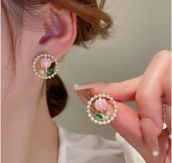 Tulip In Pearl Raund Earrings