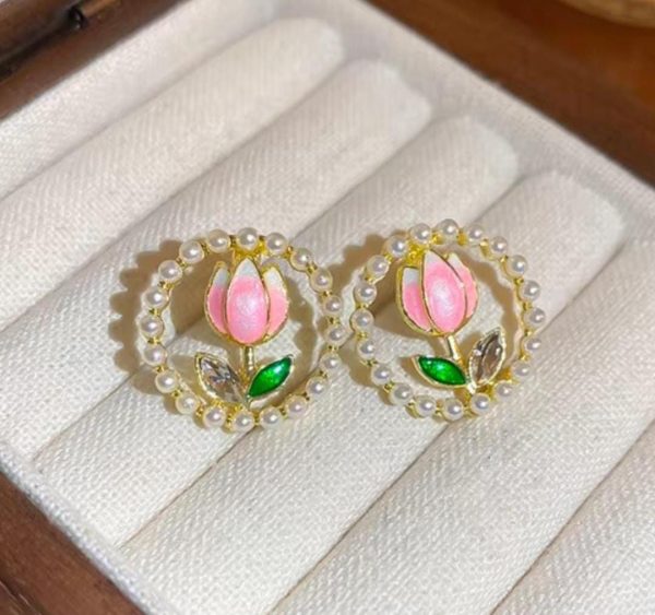 Tulip In Pearl Raund Earrings